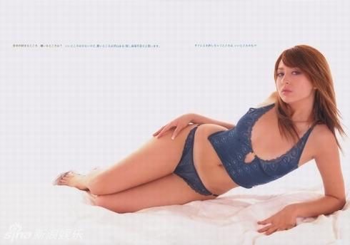 在日本發展的混血歌手莉亞迪桑一組性感寫真曝光，展現出天使面孔魔鬼身材。