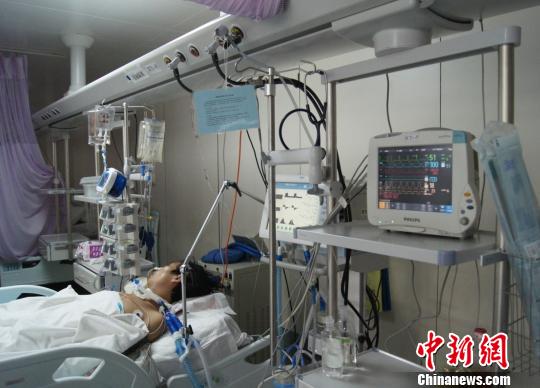 洞房花燭夜被中國古人稱為人生四喜之一,但對于來自山西省偏遠山村的李瑞江來說,新婚之夜足以成為其人生之大悲。李瑞江疑因被“鬧洞房”時導致的支氣管斷裂及并發癥,或將變成植物人。張怡攝