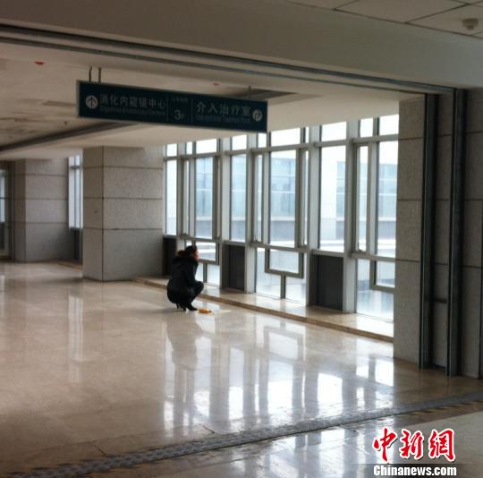 洞房花燭夜被中國古人稱為人生四喜之一,但對于來自山西省偏遠山村的李瑞江來說,新婚之夜足以成為其人生之大悲。李瑞江疑因被“鬧洞房”時導致的支氣管斷裂及并發癥,或將變成植物人。張怡攝