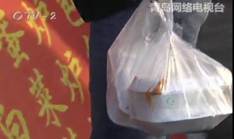 熱飯倒進飯盒飄出刺鼻味 一次性飯盒解禁不靠譜 熱飯倒進飯盒飄出刺鼻味 一次性飯盒解禁不靠譜