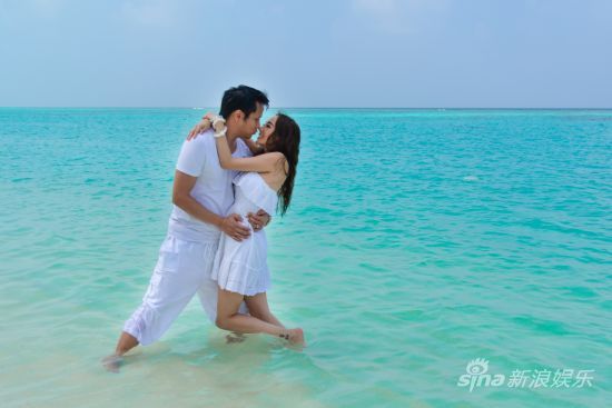 關(guān)穎比基尼婚紗照曝光 甜蜜對(duì)視恩愛爆棚