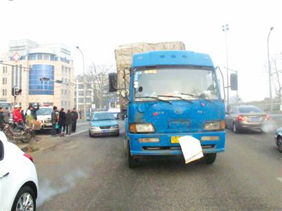 10米長送菜大貨撞倒摩托 從司機(jī)頭部碾過