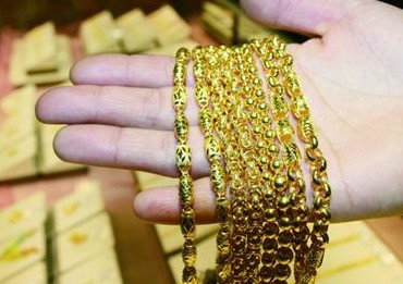 周大生黃金摻假遭曝光 青島未下架顧客討說法