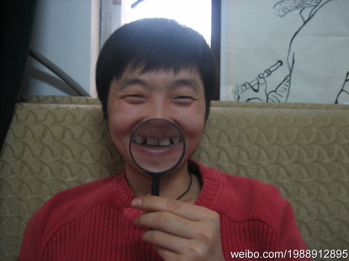 “激吻門”王大治搞怪照曝光 網友：長得就杯具還搞怪