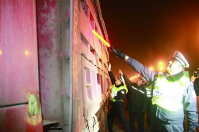 違法大貨轉戰郊區 司機被查都是一套詞稱剛來的 違法大貨轉戰郊區 司機被查都是一套詞稱剛來的