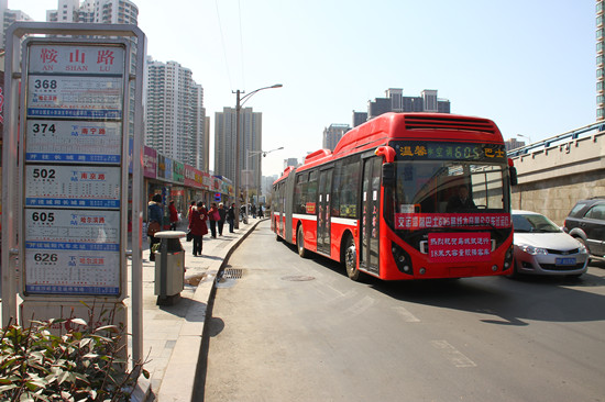 青島18米公交航母上路 媲美地鐵市民大呼震撼 青島18米公交航母上路 媲美地鐵市民大呼震撼