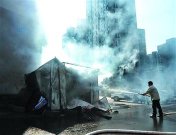 城管火屋中救出沖動業主 城管火屋中救出沖動業主