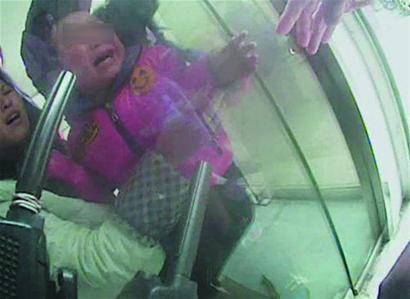 3歲娃 4根手指被門“咬” 3歲娃 4根手指被門“咬”