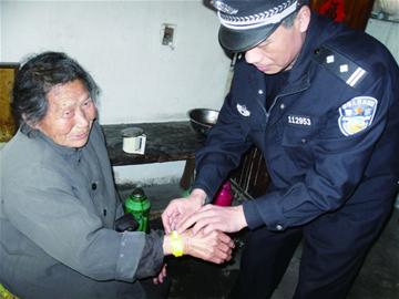 七旬走失老太回家 黃手環上崗第一天就立功 七旬走失老太回家 黃手環上崗第一天就立功