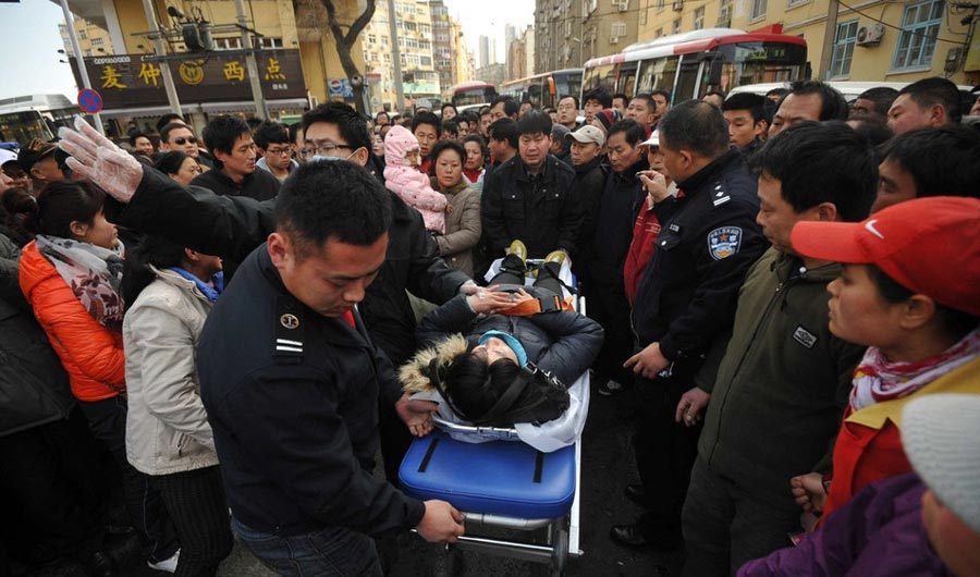 青島農貿市場攤主圍堵城管 發生激烈沖突