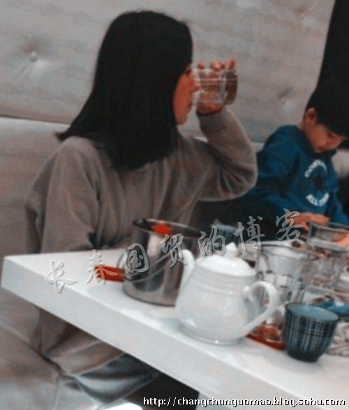 董潔攜兒子頂頂外出