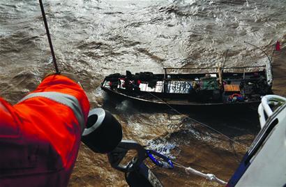 漁船進水2歲男童被裝進包吊上直升機 漁船進水2歲男童被裝進包吊上直升機