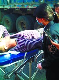 貨車追尾駕駛室扭曲 消防隊員拆車救援 貨車追尾駕駛室扭曲 消防隊員拆車救援