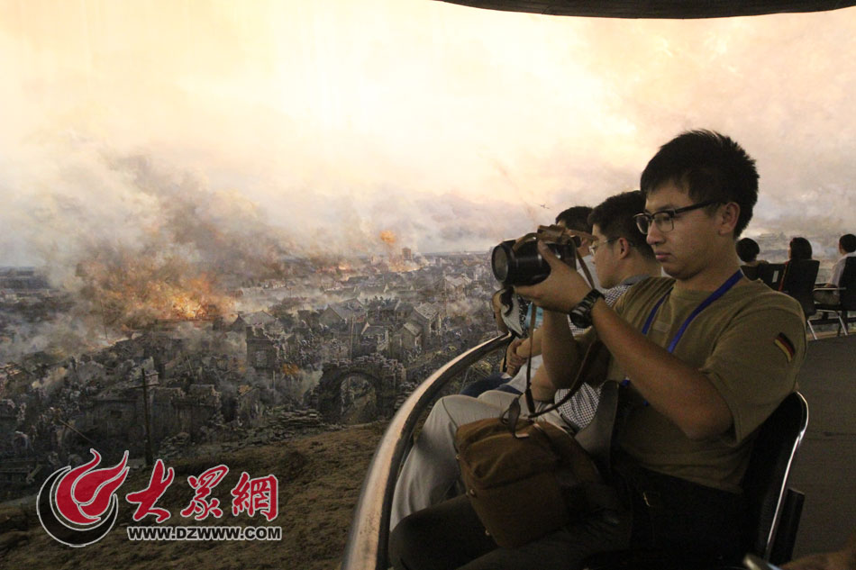 在參觀完菏澤市博物館后，西線采訪團來到菏澤冀魯豫邊區革命紀念館采訪。圖為記者們在觀看模擬戰爭場面。