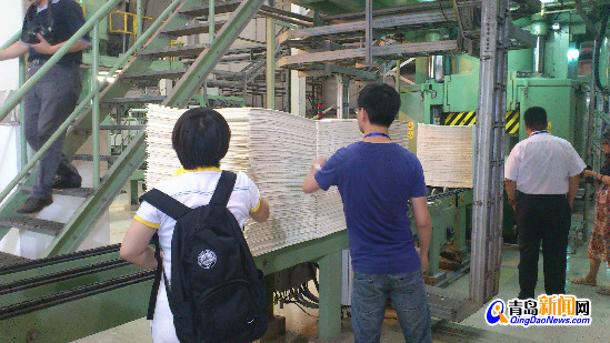 記者對白色厚漿板產生好奇，親自上前觸摸