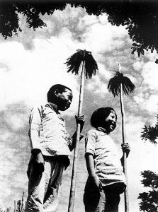 月兒彎彎，星光閃閃，我們都是兒童團；站崗放哨，又當偵察員，盤查行人，捉漢奸。鬼子來了，我們就跑，找到八路去報告；領著八路，拿起槍刀，打退鬼子，把家鄉保。——抗日根據地的《兒童團歌》