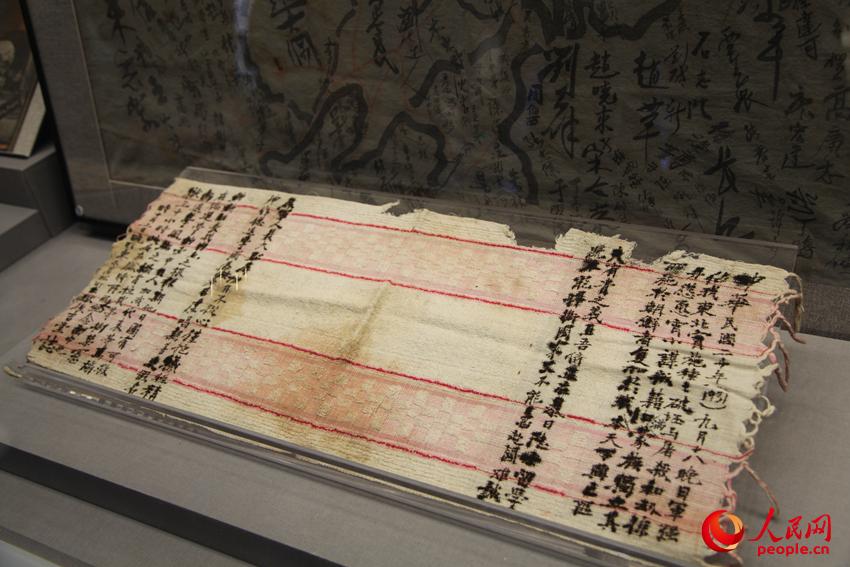 中國留日學生茍吉堂出獄后再毛巾上書寫的反對日本發動九一八事變的抗議書。邱越攝