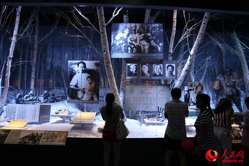 展廳中駐足參觀的觀眾。邱越攝