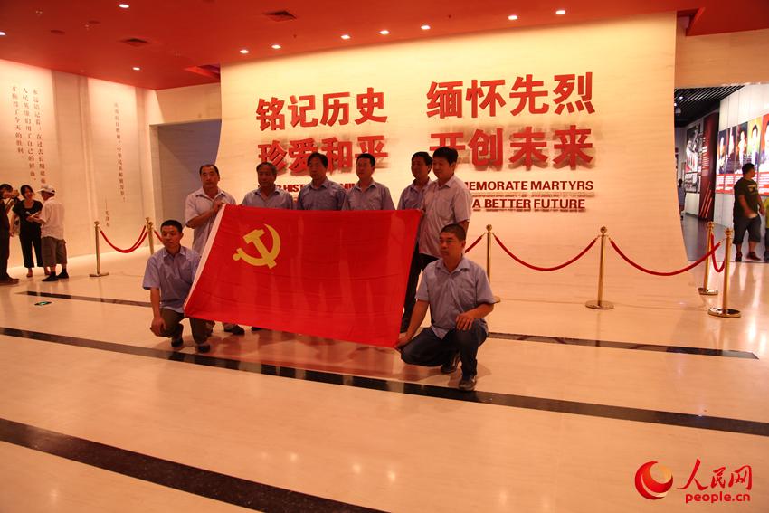 前來參觀的觀眾在館內合影留念。邱越攝