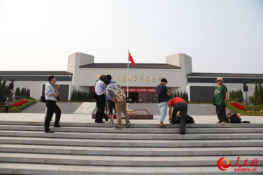 參觀展覽的觀眾在紀念館前拍照留念。邱越攝