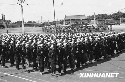 1951年國慶閱兵 給全國人民鼓舞士氣