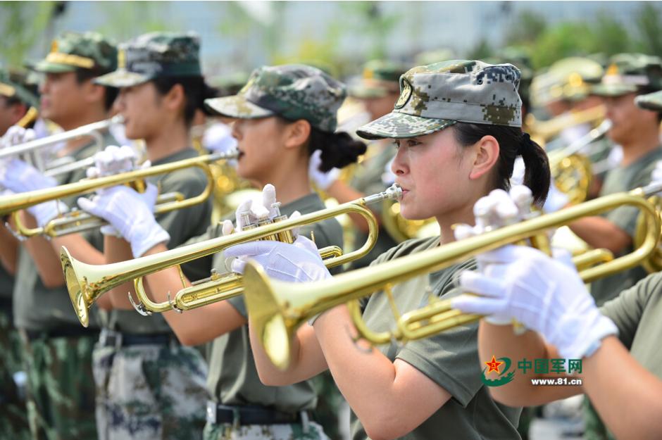 閱兵聯合軍樂團與合唱團合練 女隊員亮眼