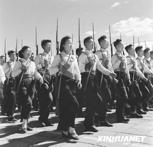 1958年國慶閱兵 民兵方隊規(guī)模空前(組圖)