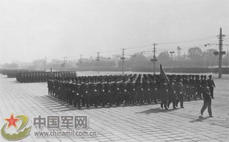1957年國慶閱兵 國產戰斗機升空為“一五”告捷