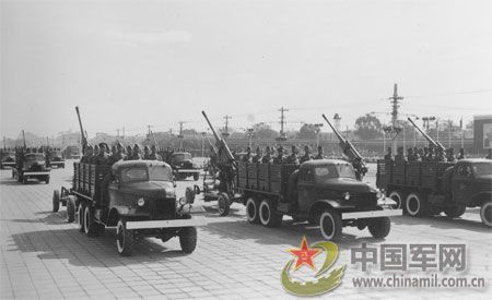 1957年國慶閱兵 國產戰斗機升空為“一五”告捷