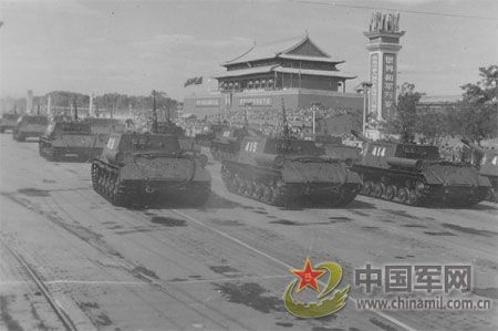 1957年國慶閱兵 國產戰斗機升空為“一五”告捷