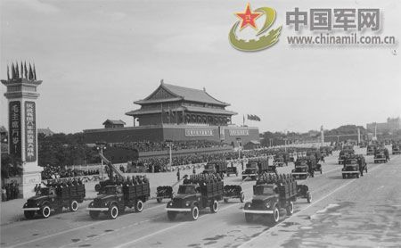 1957年國慶閱兵 國產戰斗機升空為“一五”告捷
