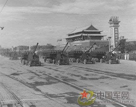 1957年國慶閱兵 國產戰斗機升空為“一五”告捷