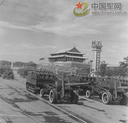 1957年國慶閱兵 國產戰斗機升空為“一五”告捷