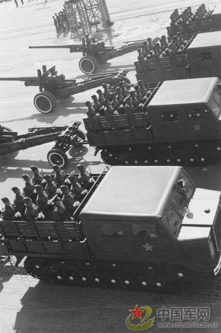 1957年國慶閱兵 國產戰斗機升空為“一五”告捷