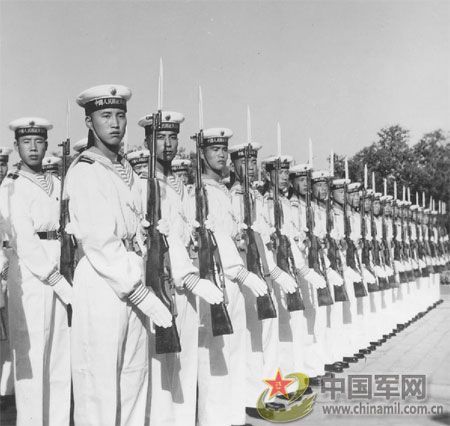 1957年國慶閱兵 國產戰(zhàn)斗機升空為“一五”告捷