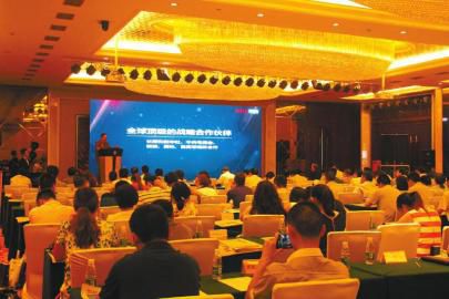 會議現(xiàn)場,200余參會嘉賓細(xì)心聽取華西i戰(zhàn)略介紹。