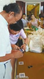 現(xiàn)場掃碼簽到。