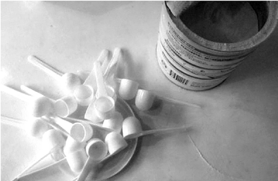 澳優(yōu)乳業(yè)一罐奶粉內挖出18只勺子 已道歉