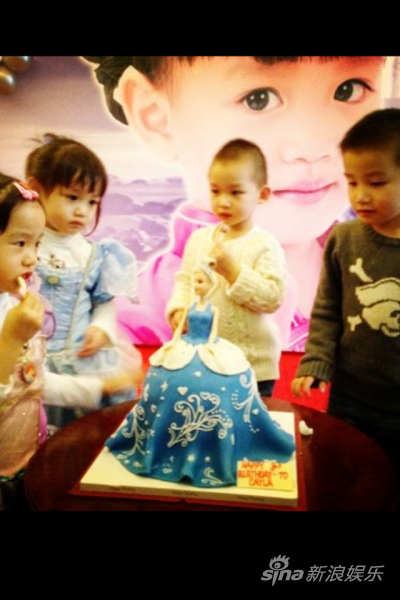 鐘麗緹女兒(左二)過生日，同學慶生