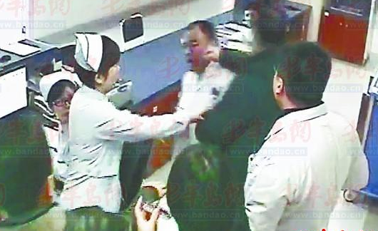 2歲男孩輸液突發異常 醫生被家屬暴打至顱內出血